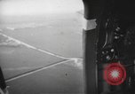 Immagine di Noi di fanteria paracadute fare pratica caduta nella seconda guerra mondiale Inghilterra, 1944, secondo 60 filmato di repertorio 65675077002