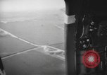 Immagine di Noi di fanteria paracadute fare pratica caduta nella seconda guerra mondiale Inghilterra, 1944, secondo 61 filmato di repertorio 65675077002