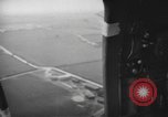 Immagine di Noi di fanteria paracadute fare pratica caduta nella seconda guerra mondiale Inghilterra, 1944, secondo 62 filmato di repertorio 65675077002