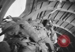 Image British-American parachutistes l'Angleterre, 1944, de la seconde 8 séquences d'archives historiques vidéo 65675077003