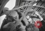 Image British-American parachutistes l'Angleterre, 1944, de la seconde 9 séquences d'archives historiques vidéo 65675077003
