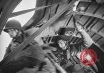 Image British-American parachutistes l'Angleterre, 1944, de la seconde 12 séquences d'archives historiques vidéo 65675077003