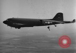 Image British-American parachutistes l'Angleterre, 1944, de la seconde 20 séquences d'archives historiques vidéo 65675077003