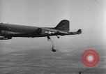 Image British-American parachutistes l'Angleterre, 1944, de la seconde 23 séquences d'archives historiques vidéo 65675077003