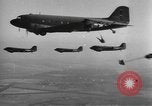 Image British-American parachutistes l'Angleterre, 1944, de la seconde 25 séquences d'archives historiques vidéo 65675077003