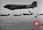 Image British-American parachutistes l'Angleterre, 1944, de la seconde 26 séquences d'archives historiques vidéo 65675077003
