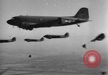 Image British-American parachutistes l'Angleterre, 1944, de la seconde 27 séquences d'archives historiques vidéo 65675077003