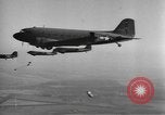 Image British-American parachutistes l'Angleterre, 1944, de la seconde 28 séquences d'archives historiques vidéo 65675077003
