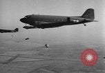 Image British-American parachutistes l'Angleterre, 1944, de la seconde 29 séquences d'archives historiques vidéo 65675077003
