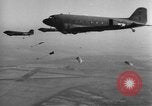 Image British-American parachutistes l'Angleterre, 1944, de la seconde 30 séquences d'archives historiques vidéo 65675077003