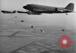 Image British-American parachutistes l'Angleterre, 1944, de la seconde 31 séquences d'archives historiques vidéo 65675077003