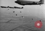 Image British-American parachutistes l'Angleterre, 1944, de la seconde 32 séquences d'archives historiques vidéo 65675077003