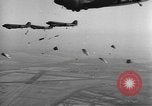Image British-American parachutistes l'Angleterre, 1944, de la seconde 33 séquences d'archives historiques vidéo 65675077003