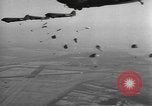 Image British-American parachutistes l'Angleterre, 1944, de la seconde 34 séquences d'archives historiques vidéo 65675077003
