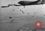 Image British-American parachutistes l'Angleterre, 1944, de la seconde 35 séquences d'archives historiques vidéo 65675077003