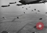 Image British-American parachutistes l'Angleterre, 1944, de la seconde 36 séquences d'archives historiques vidéo 65675077003