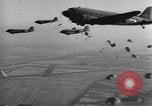 Image British-American parachutistes l'Angleterre, 1944, de la seconde 37 séquences d'archives historiques vidéo 65675077003