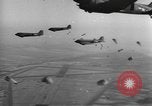 Image British-American parachutistes l'Angleterre, 1944, de la seconde 38 séquences d'archives historiques vidéo 65675077003