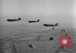 Image British-American parachutistes l'Angleterre, 1944, de la seconde 40 séquences d'archives historiques vidéo 65675077003