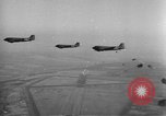 Image British-American parachutistes l'Angleterre, 1944, de la seconde 41 séquences d'archives historiques vidéo 65675077003