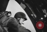 Image British-American parachutistes l'Angleterre, 1944, de la seconde 51 séquences d'archives historiques vidéo 65675077003