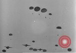 Image British-American parachutistes l'Angleterre, 1944, de la seconde 60 séquences d'archives historiques vidéo 65675077003