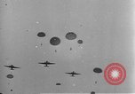 Image British-American parachutistes l'Angleterre, 1944, de la seconde 62 séquences d'archives historiques vidéo 65675077003