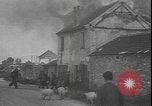 Image Des réfugiés français et belges fuient les bombardements France, 1940, de la seconde 4 séquences d'archives historiques vidéo 65675077087
