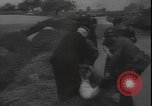 Image Des réfugiés français et belges fuient les bombardements France, 1940, de la seconde 12 séquences d'archives historiques vidéo 65675077087