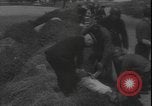 Image Des réfugiés français et belges fuient les bombardements France, 1940, de la seconde 13 séquences d'archives historiques vidéo 65675077087