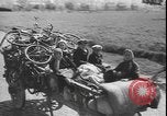 Image Des réfugiés français et belges fuient les bombardements France, 1940, de la seconde 40 séquences d'archives historiques vidéo 65675077087