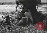 Image Des réfugiés français et belges fuient les bombardements France, 1940, de la seconde 46 séquences d'archives historiques vidéo 65675077087
