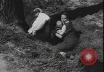Image Des réfugiés français et belges fuient les bombardements France, 1940, de la seconde 48 séquences d'archives historiques vidéo 65675077087