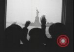 Standbild Amerikanische Umsiedler aus Zweiten Weltkrieg Vereinigtes Königreich New York United States USA, 1940, aus Sekunde 8 historischem Filmmaterial Videoclip 65675077092