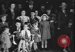 Standbild Amerikanische Umsiedler aus Zweiten Weltkrieg Vereinigtes Königreich New York United States USA, 1940, aus Sekunde 18 historischem Filmmaterial Videoclip 65675077092