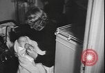 Standbild Amerikanische Umsiedler aus Zweiten Weltkrieg Vereinigtes Königreich New York United States USA, 1940, aus Sekunde 27 historischem Filmmaterial Videoclip 65675077092