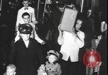 Standbild Amerikanische Umsiedler aus Zweiten Weltkrieg Vereinigtes Königreich New York United States USA, 1940, aus Sekunde 31 historischem Filmmaterial Videoclip 65675077092