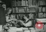 Image Book Store Pabel propriétaire visages déportation Chicago Illinois USA, 1953, de la seconde 20 séquences d'archives historiques vidéo 65675077114