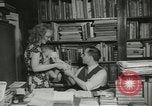 Image Book Store Pabel propriétaire visages déportation Chicago Illinois USA, 1953, de la seconde 21 séquences d'archives historiques vidéo 65675077114