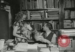 Image Book Store Pabel propriétaire visages déportation Chicago Illinois USA, 1953, de la seconde 22 séquences d'archives historiques vidéo 65675077114