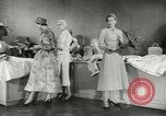 Immagine di Modelli francesi Parigi Francia, 1953, secondo 9 filmato di repertorio 65675077116