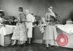 Immagine di Modelli francesi Parigi Francia, 1953, secondo 10 filmato di repertorio 65675077116