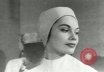 Immagine di Modelli francesi Parigi Francia, 1953, secondo 19 filmato di repertorio 65675077116