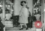 Immagine di Modelli francesi Parigi Francia, 1953, secondo 22 filmato di repertorio 65675077116