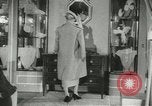 Immagine di Modelli francesi Parigi Francia, 1953, secondo 23 filmato di repertorio 65675077116