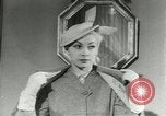 Immagine di Modelli francesi Parigi Francia, 1953, secondo 29 filmato di repertorio 65675077116