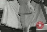 Immagine di Modelli francesi Parigi Francia, 1953, secondo 31 filmato di repertorio 65675077116