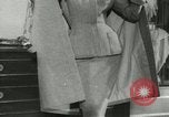 Immagine di Modelli francesi Parigi Francia, 1953, secondo 33 filmato di repertorio 65675077116