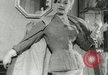 Immagine di Modelli francesi Parigi Francia, 1953, secondo 35 filmato di repertorio 65675077116