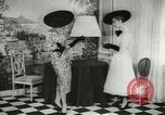 Immagine di Modelli francesi Parigi Francia, 1953, secondo 61 filmato di repertorio 65675077116